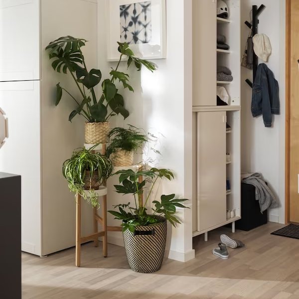 IKEA da en el clavo con este zapatero de madera, espacioso y elegante perfecto para recibidores pequeños (que yo uso como aparador)