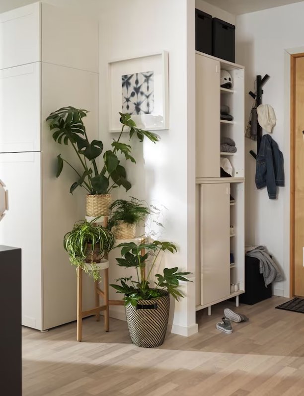 IKEA da en el clavo con este zapatero de madera, espacioso y elegante perfecto para recibidores pequeños (que yo uso como aparador)