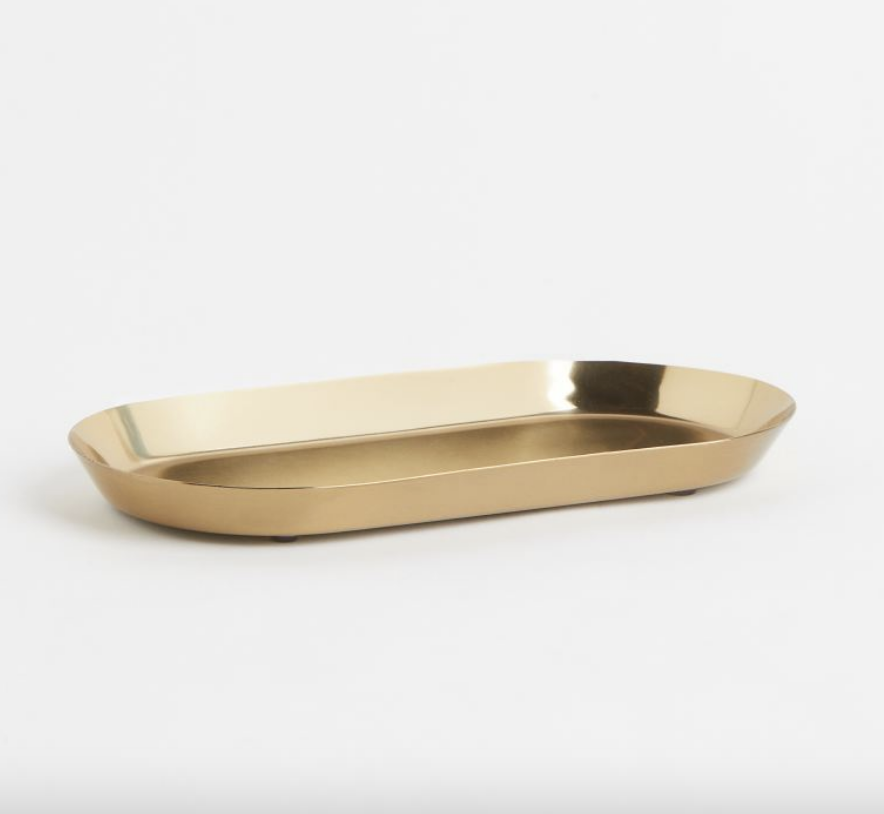 La bandeja de metal para joyas de H&M Home.