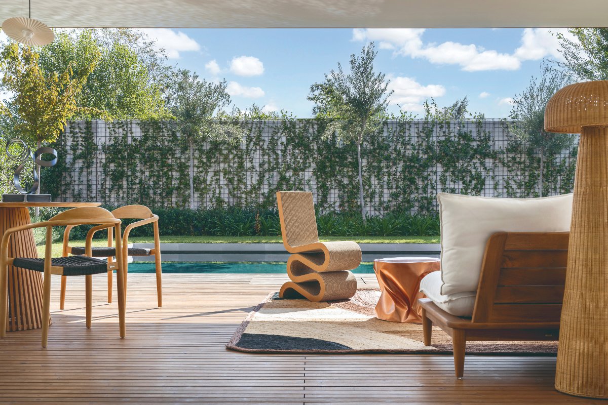 Jardín con muebles de diseño y piscina