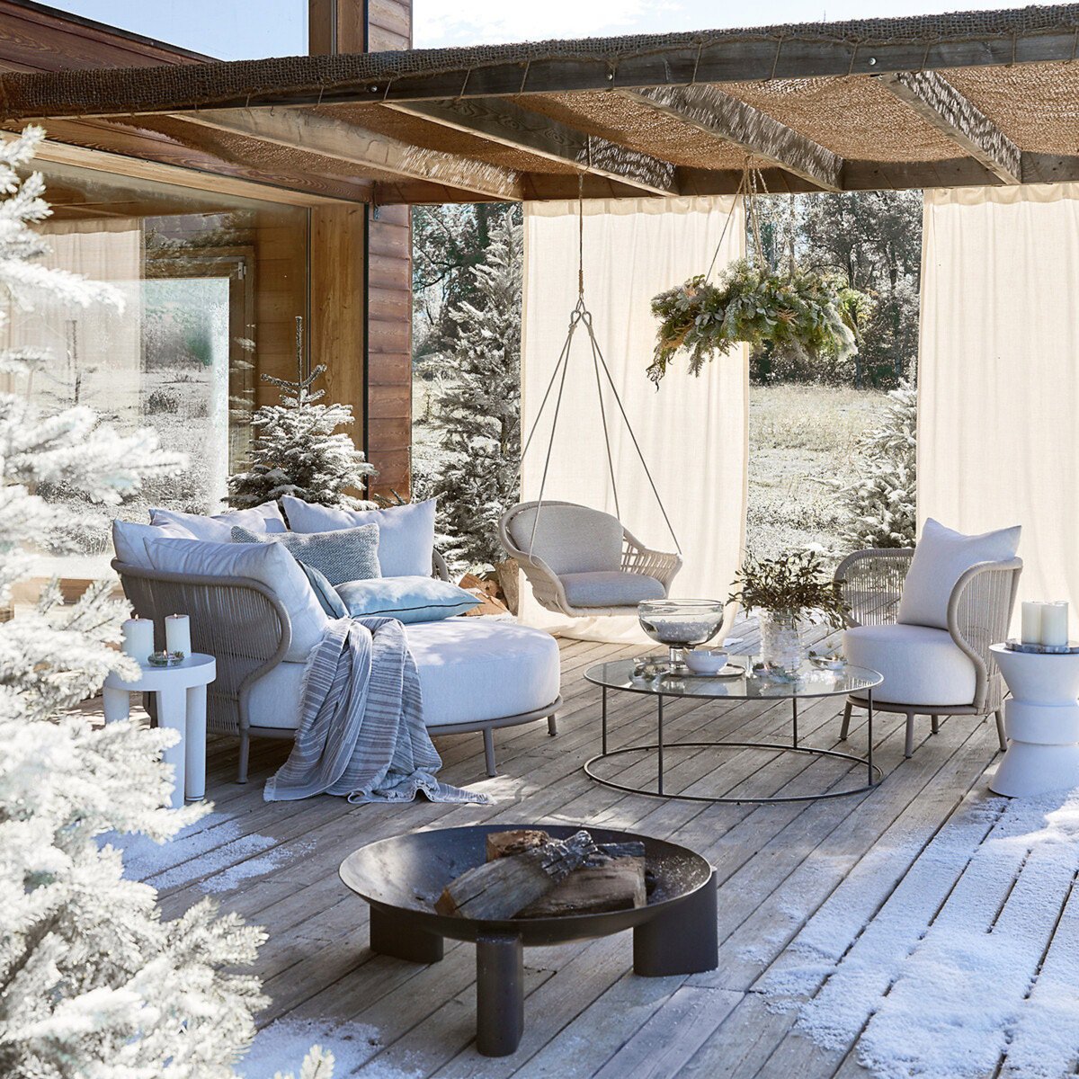 Terraza de invierno con sofás blancos