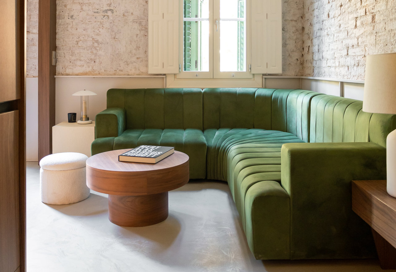 Un piso de 60 m2 transformado en Barcelona con paneles de madera: de estilo neoyorquino y alma mediterránea