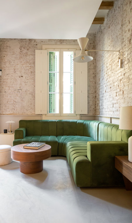 Un piso de 60 m2 transformado en Barcelona con paneles de madera: de estilo neoyorquino y alma mediterránea