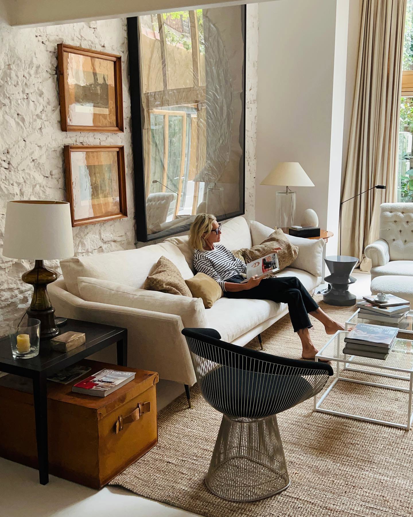 Patrizia Casarini leyendo en su salón