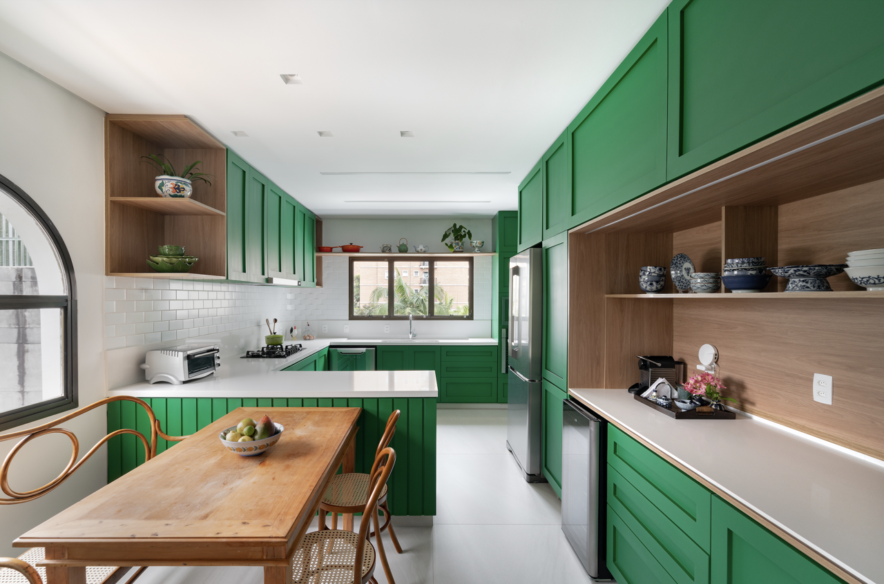 El color verde protagoniza esta cocina de grandes dimensiones, que incluye una zona diaria de office.