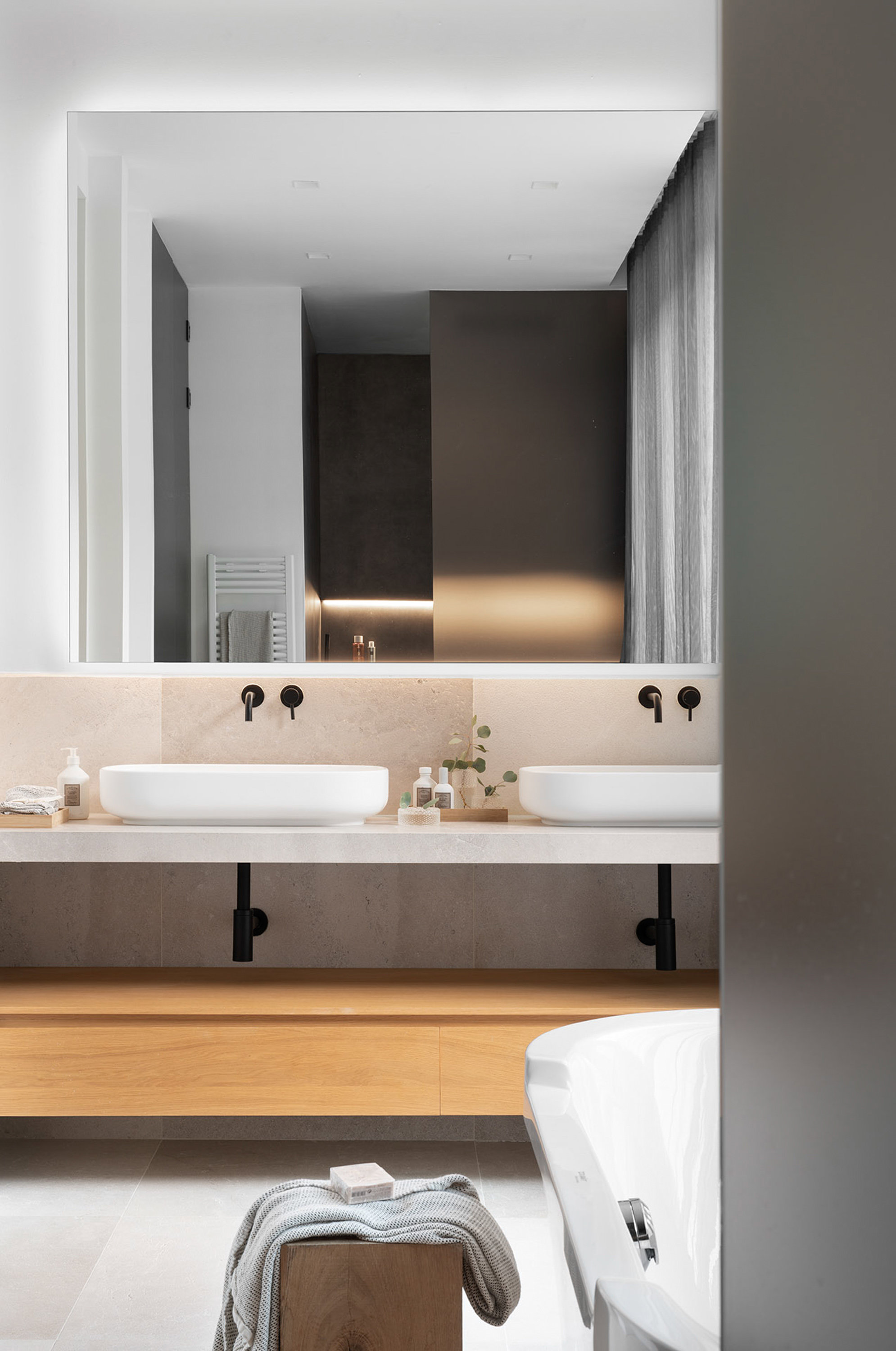Las griferías de los baños son de la marca Icónico y el pavimento es de piedra caliza gris zarzi.