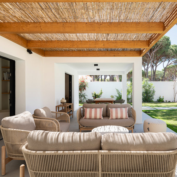 Entramos en un refugio fresco, sencillo y luminoso en la costa de Cádiz: la casa con jardín perfecta para verano