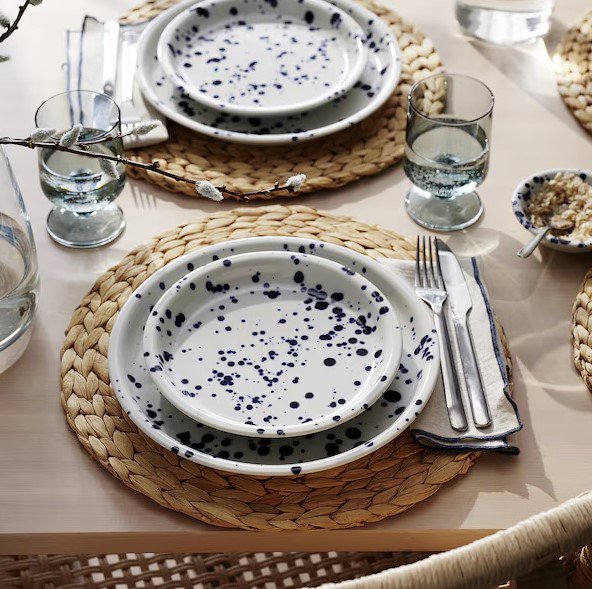 Platos con salpicaduras en azul
