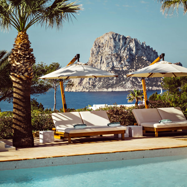 Sol, playa y Petunia Ibiza: esta es la hipnotizante renovación de un hotel con vistas a Es Védra