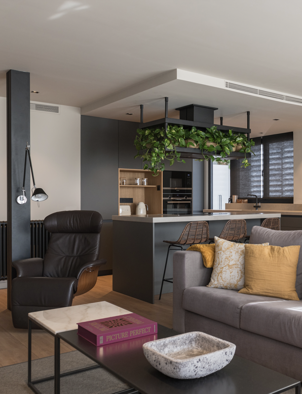 La reforma integral que convirtió este piso en un hogar para una familia numerosa: con mucha luz y materiales nobles