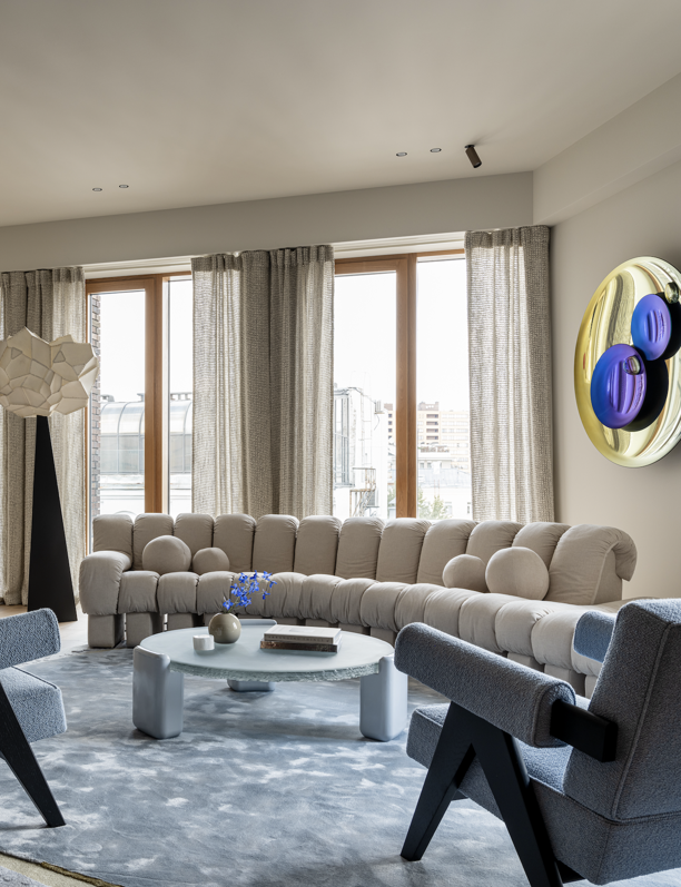 Un apartamento sofisticado donde mandan las texturas, las piezas escultóricas y la luz