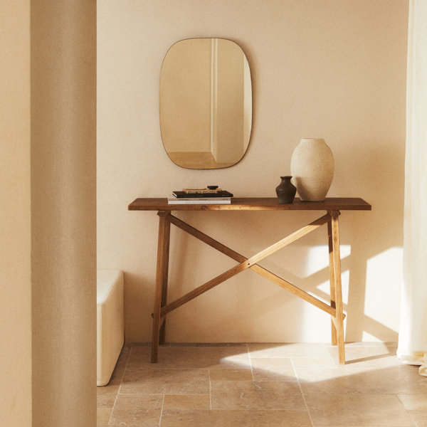 Los diseñadores de Zara Home saben cómo decorar un recibidor pequeño con piezas minimalistas