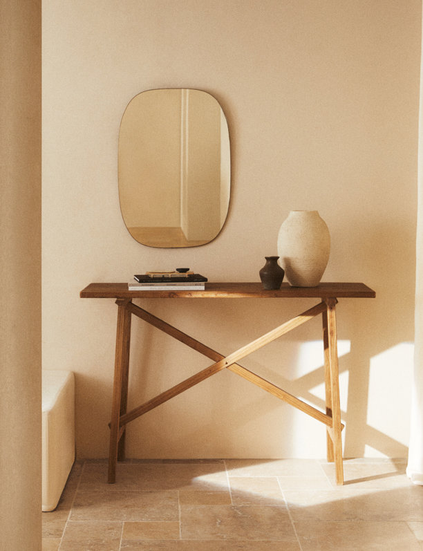 Los diseñadores de Zara Home saben cómo decorar un recibidor pequeño con piezas minimalistas