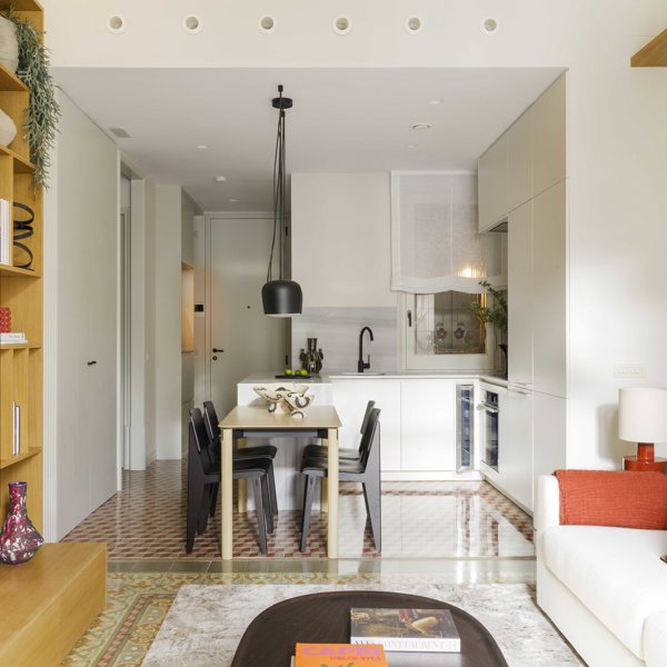 Muebles de diseño propio, suelos estampados y luminarias icónicas protagonizan este piso señorial del Eixample barcelonés