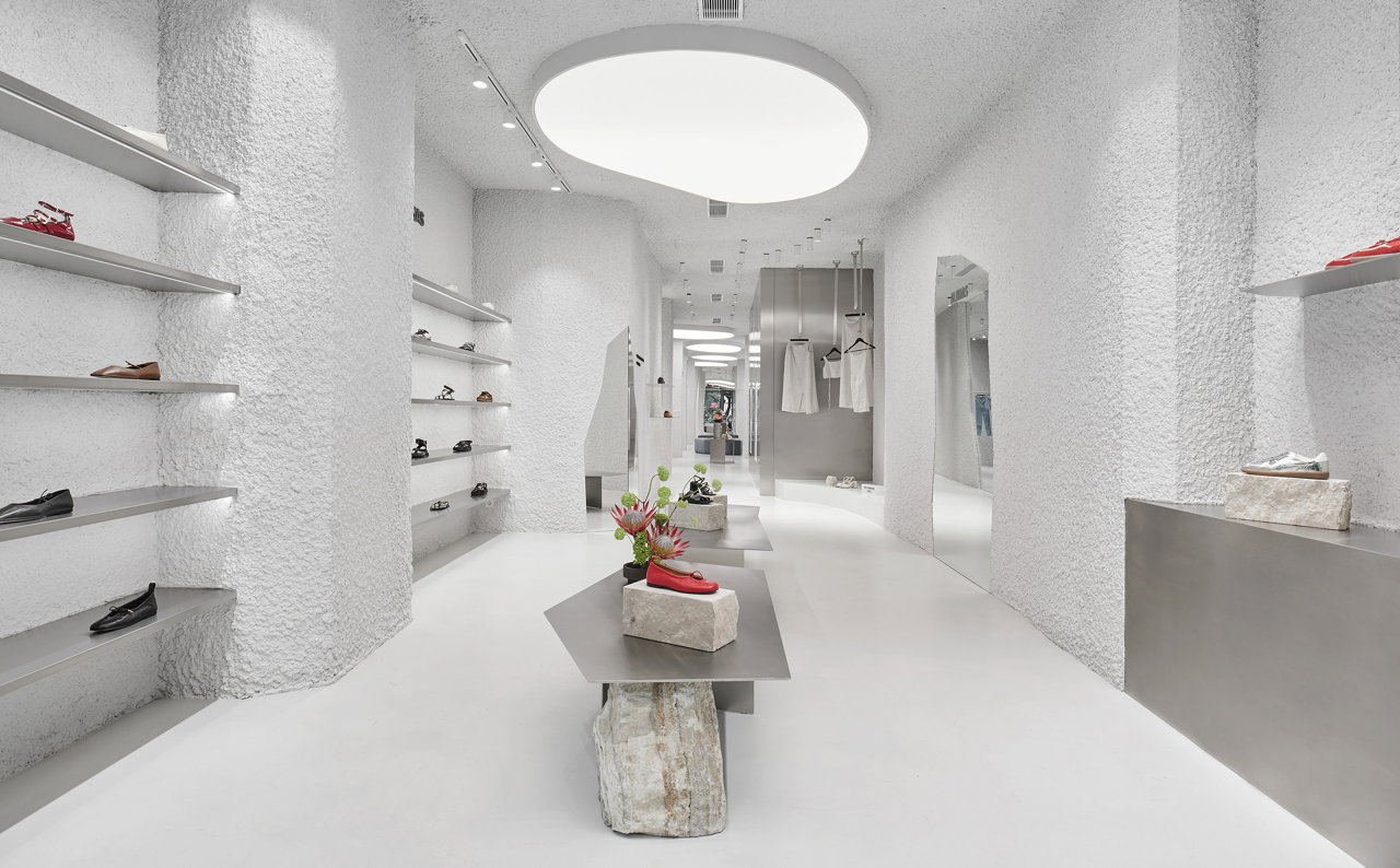ALOHAS abre su primera flagship store en Barcelona diseñada por Clap Studio.