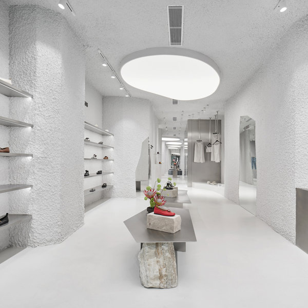 Blanca, de estilo industrial y moderna: así es la nueva tienda ALOHAS diseñada por Clap Studio