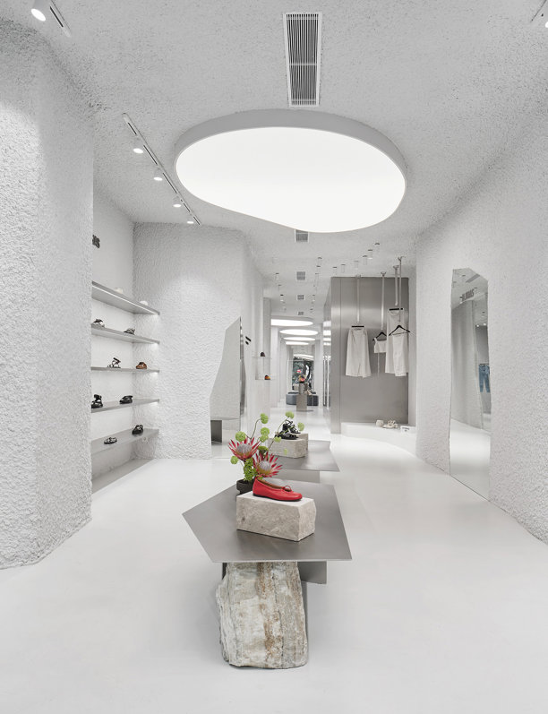 Blanca, de estilo industrial y moderna: así es la nueva tienda ALOHAS diseñada por Clap Studio