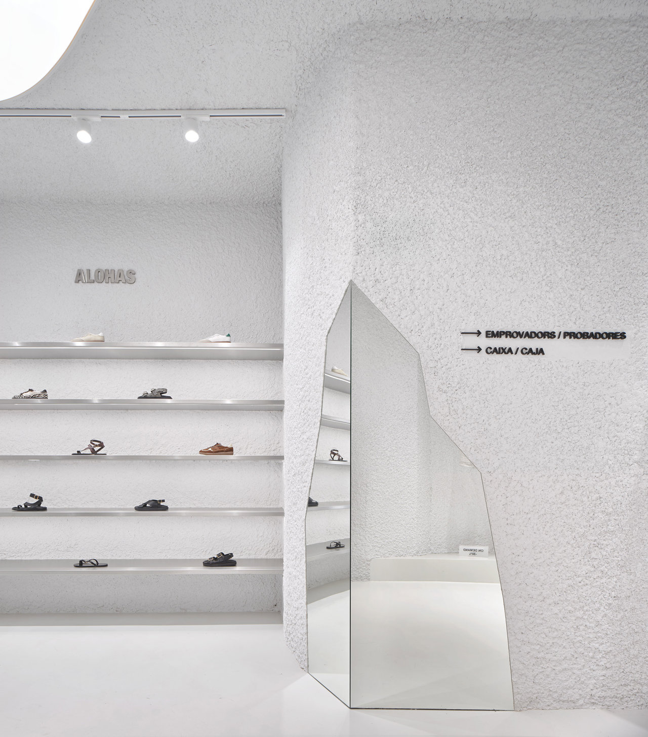 Paisaje agresivo y brutalista, así es el diseño de la tienda de ALOHAS en Barcelona.