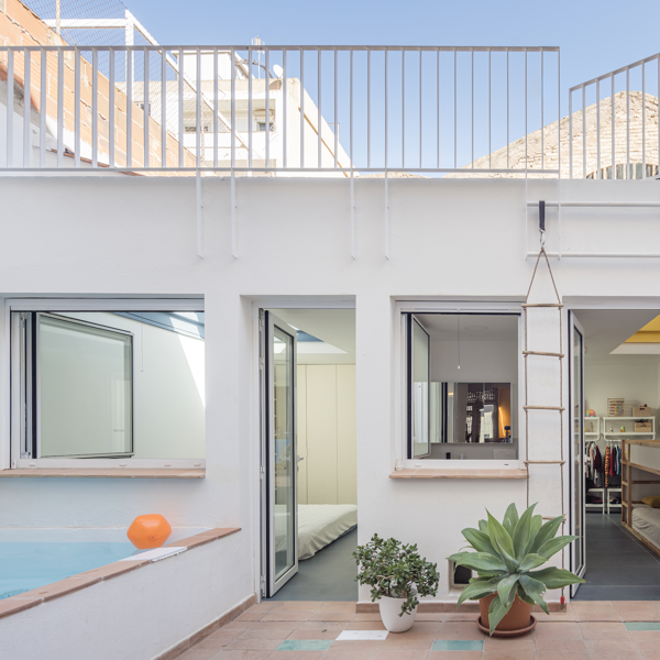 El pequeño patio con piscina protagoniza la reforma de esta casa sin barreras y con grandes ideas situada en El Cabanyal