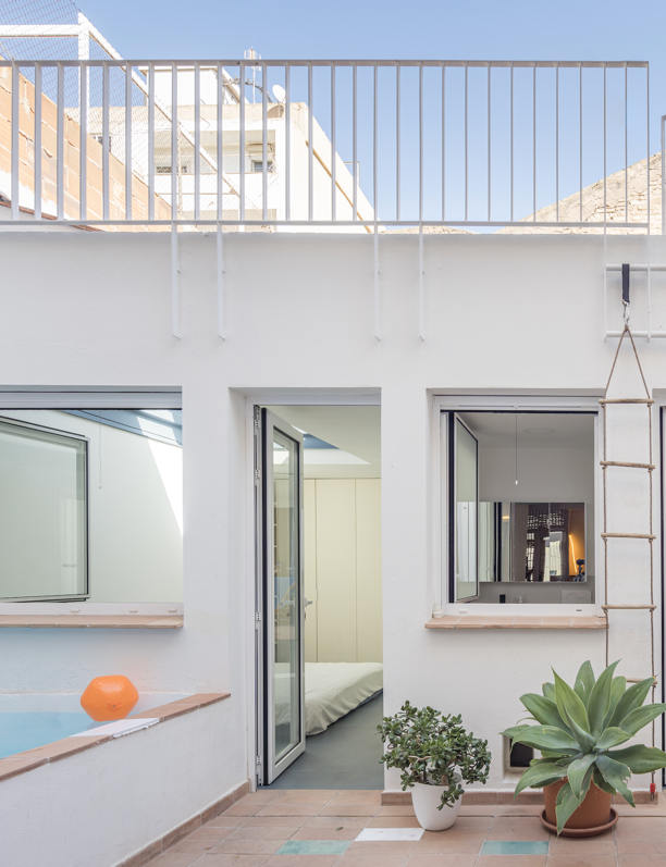 El pequeño patio con piscina protagoniza la reforma de esta casa sin barreras y con grandes ideas situada en El Cabanyal