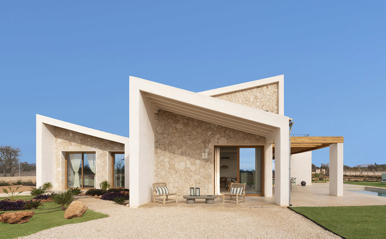 La fachada de la casa es de piedra seca de Santanyí, un material local de Mallorca