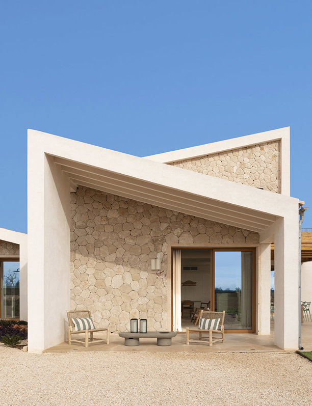 Una casa sofisticada convertida en oasis en una parcela rústica, moderna y mediterránea de Mallorca