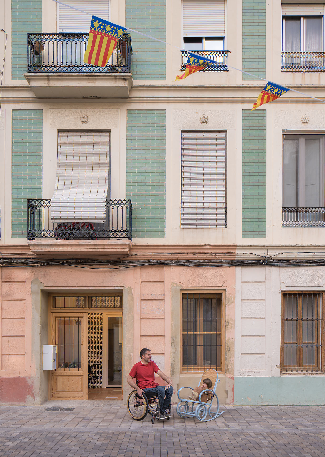 La casa proyectada por Gon Architects está entre medianeras en el barrio de pescadores de El Cabanyal (Valencia)