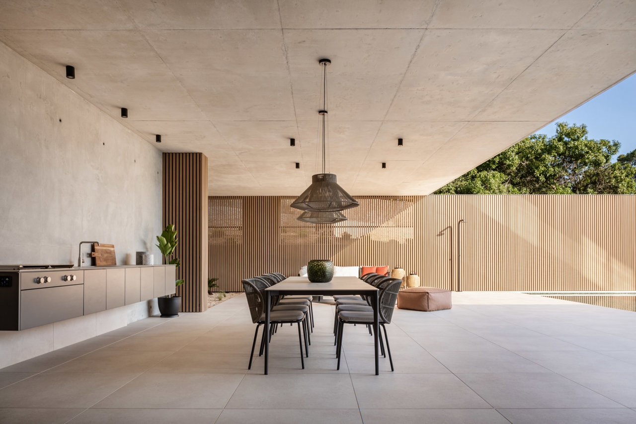 cocina exterior, piscina y pared madera J776 ENVY ARCHITECT JAIME SALVAÌ 35