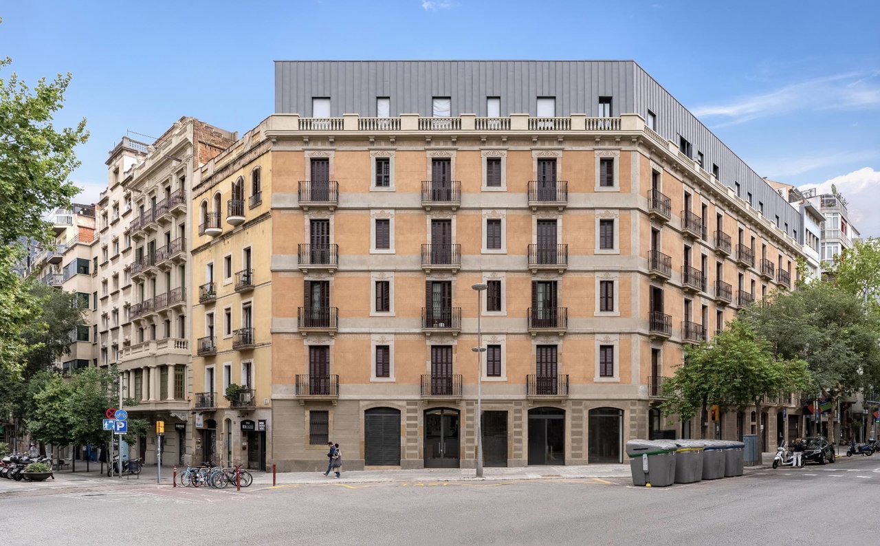 Fachada del edificio de viviendas París 198.