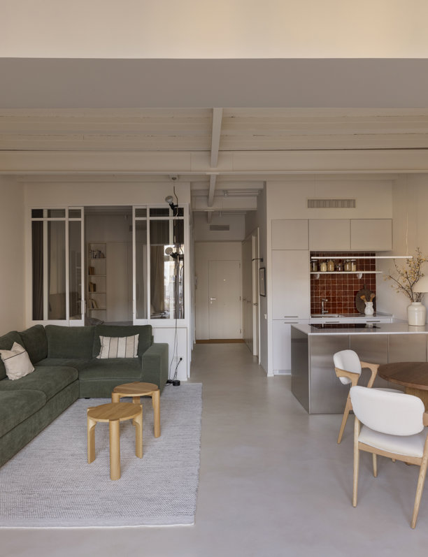 El dormitorio acristalado, la cocina abierta más moderna y los muebles de madera en el piso de un fotógrafo barcelonés