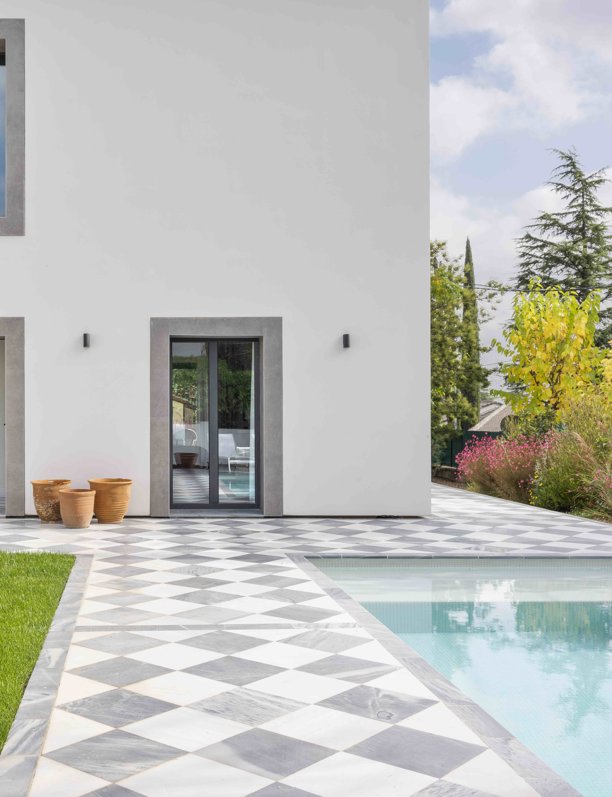 10 accesorios que toda terraza o patio con piscina (o sin ella) necesita: elegantes, refrescantes y con estilo