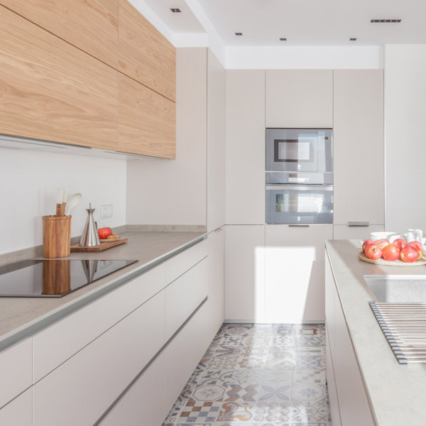 El 2025 se despide de las cocinas blancas y de madera: esta es la tendencia que arrasará en las casas modernas 