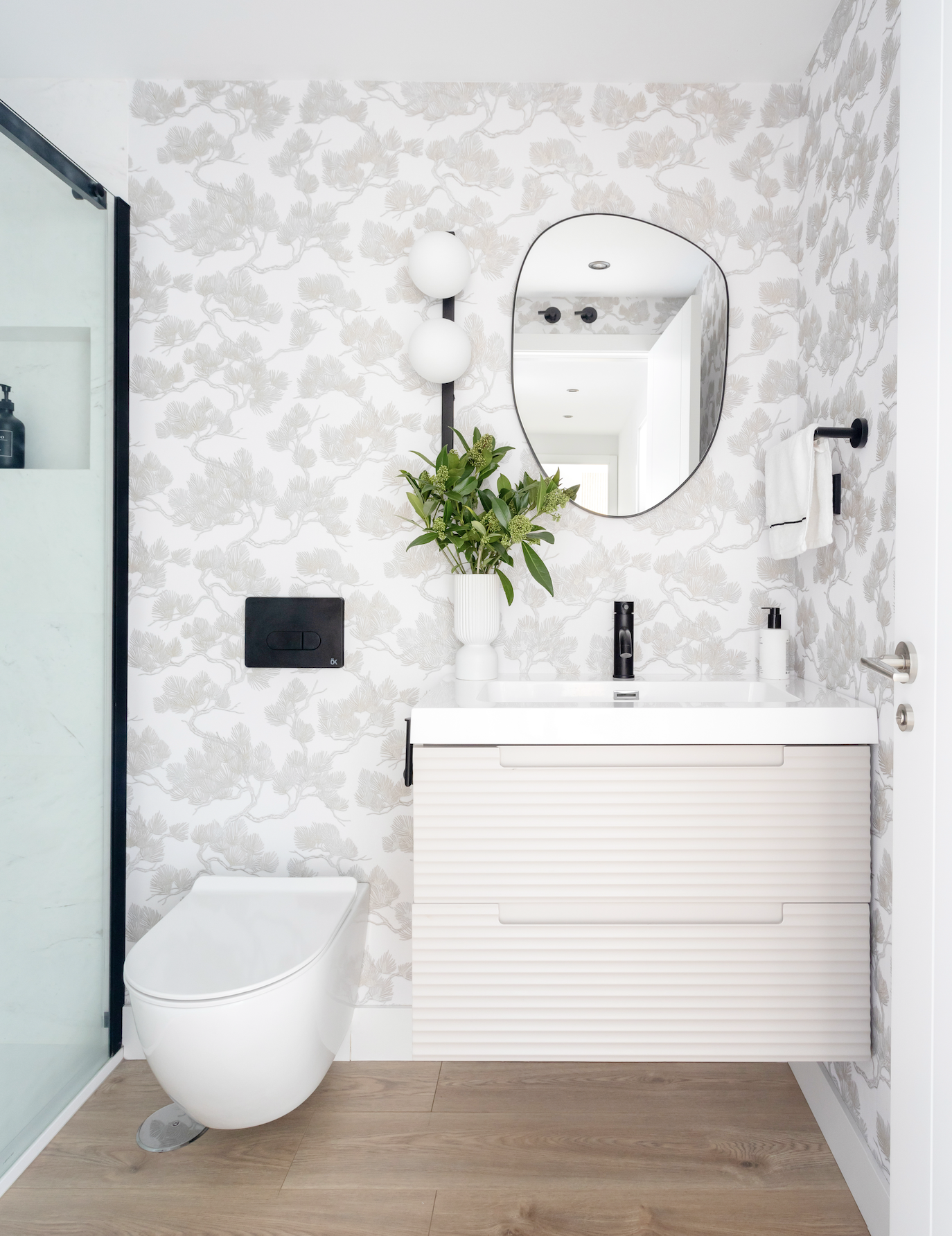 El acabado madera se dejó para el suelo, y el mueble del lavabo se eligió en color blanco.