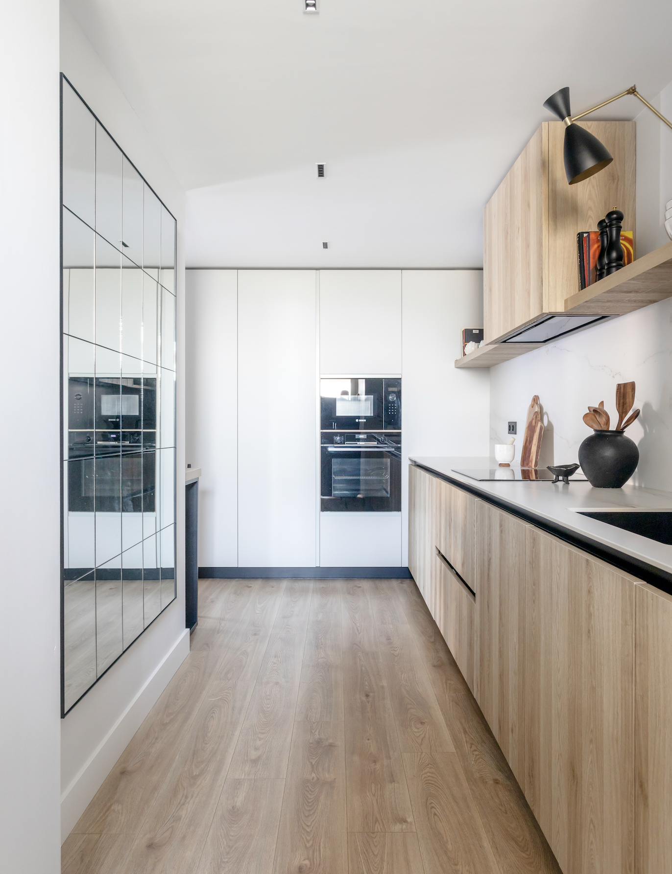 La cocina cuenta con una encimera de porcelánico con una delicada veta en tonos grises y marrones.