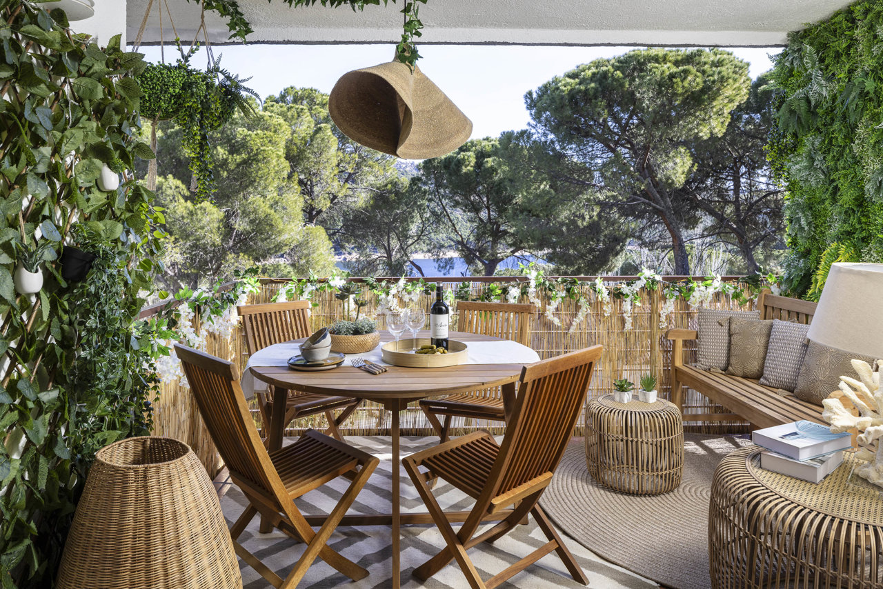 La terraza propone dos ambientes -comedor y estar- para disfrutar de las vistas al Pantano de San Juan (Madrid).