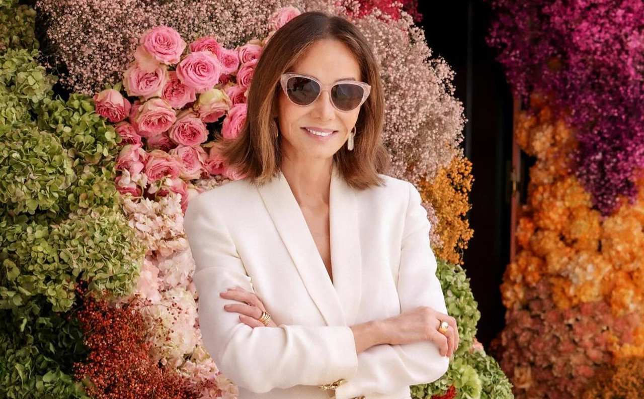 La socialité filipina Isabel Preysler delante de un decorado con flores