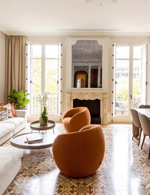 El estilo clásico y el moderno se dan la mano en esta casa tan espectacular y elegante en colores terracota