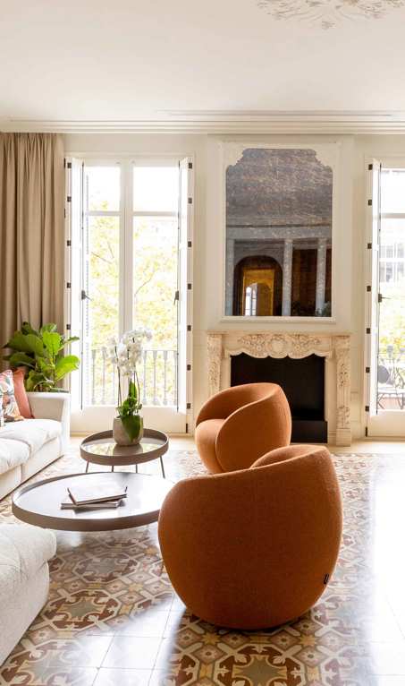 El estilo clásico y el moderno se dan la mano en esta casa tan espectacular y elegante en colores terracota
