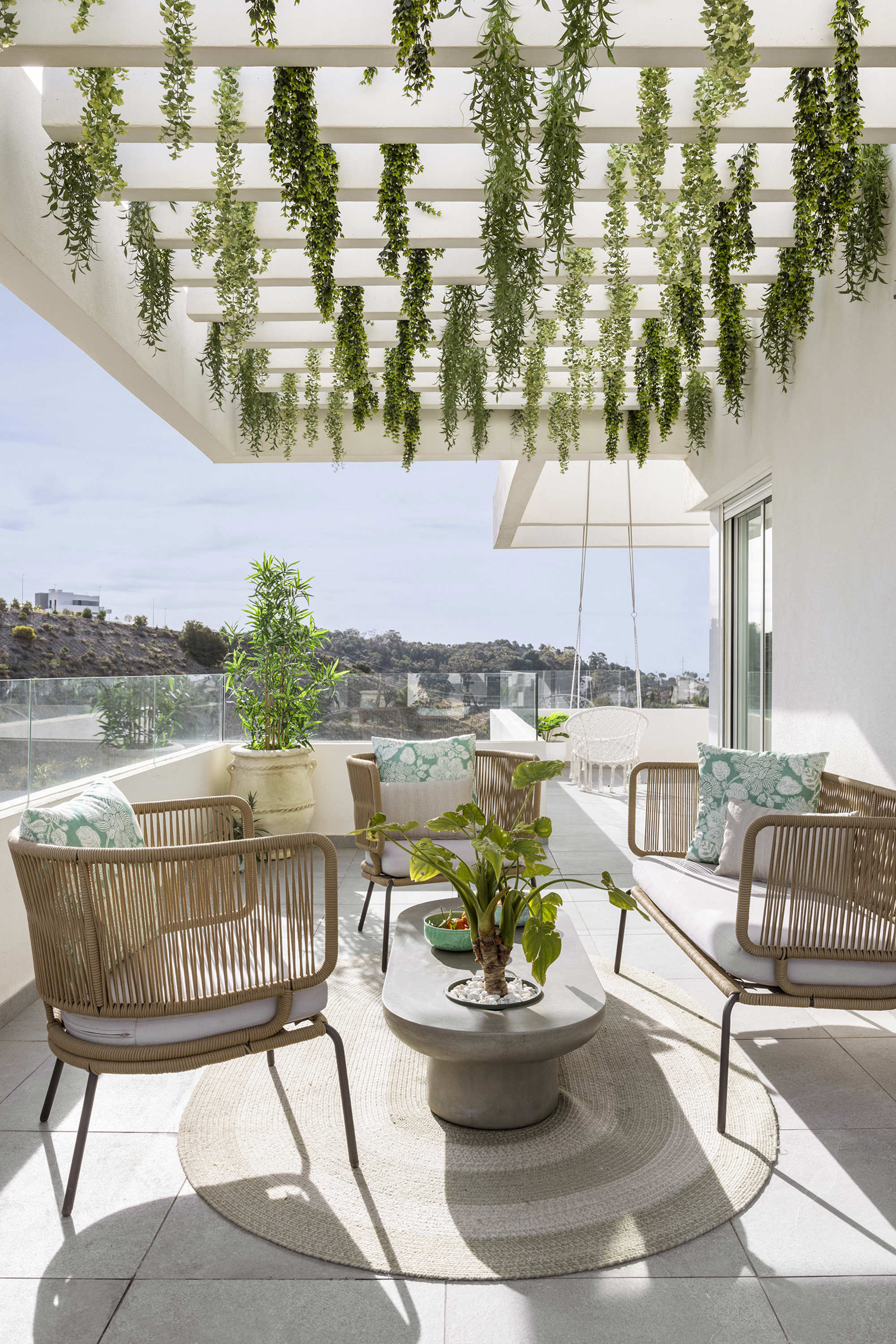 terraza zona de estar plantas colgantes