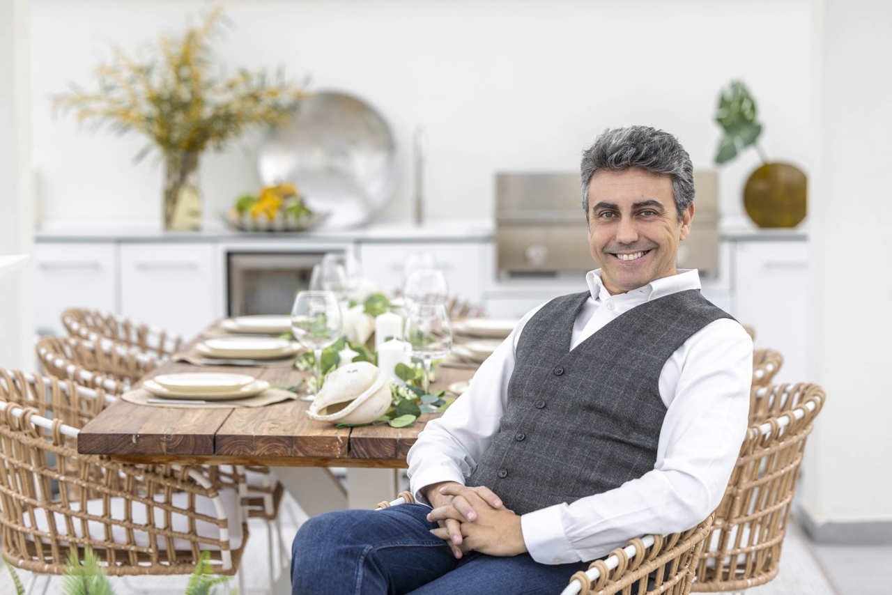 El interiorista Alberto Torres, posa en el comedor exterior de la terraza.