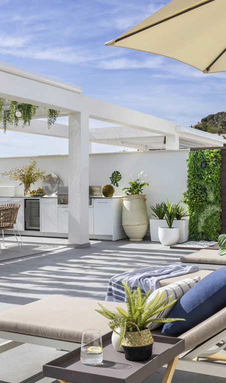 La terraza protagoniza la reforma de este ático dúplex de Málaga en blanco y madera y con grandes ideas