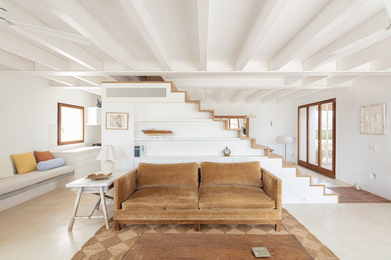 La decoración combina un estilo contemporáneo con piezas vintage locales.