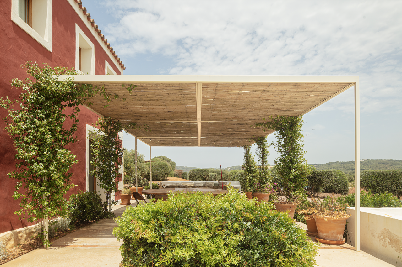 La terraza, bajo su cubierta de cañizo, protege del sol el comedor y la zona de estar.