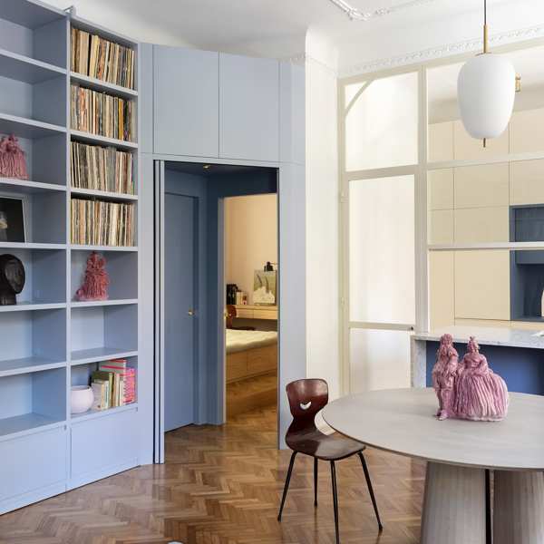 Dusty blue: el color clásico que arrasará en las casas más modernas en 2025