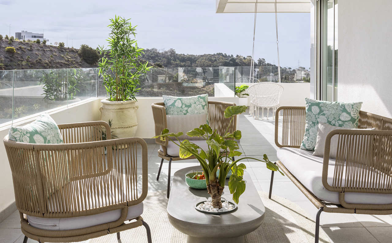 terraza zona de estar plantas colgantes