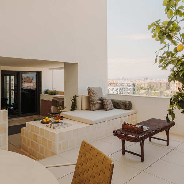 Una terraza que toca el cielo de Valencia se convierte en una belleza mediterránea y cálida que provoca emociones