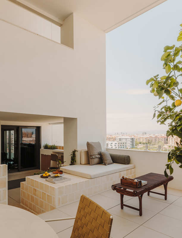 Una terraza que toca el cielo de Valencia se convierte en una belleza mediterránea y cálida que provoca emociones