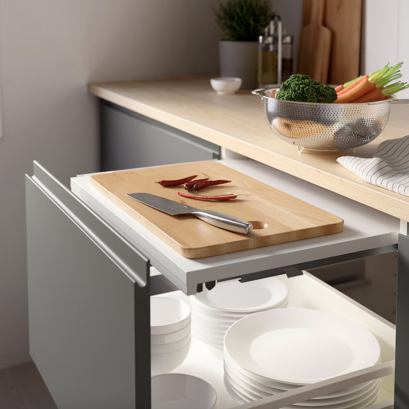 UTRUSTA la superficie extraíble de IKEA ideal para cocinas pequeñas con poco espacio.