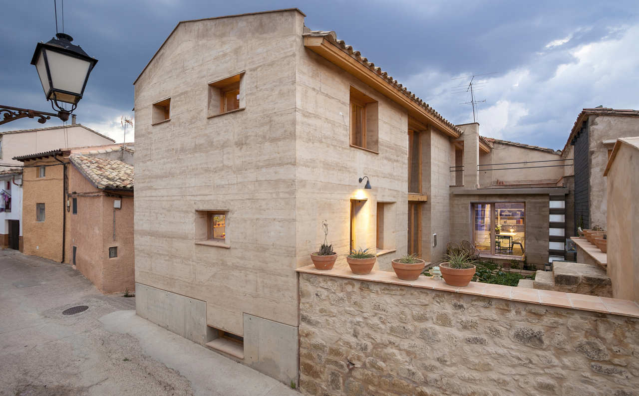 Una casa vernácula de tapial situada en Ayerbe, Huesca