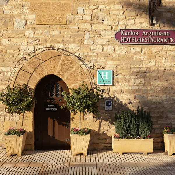 Karlos Arguiñano tiene un hotel que refleja el carácter hogareño y romántico de su pasado como villa señorial (con grandes ideas)